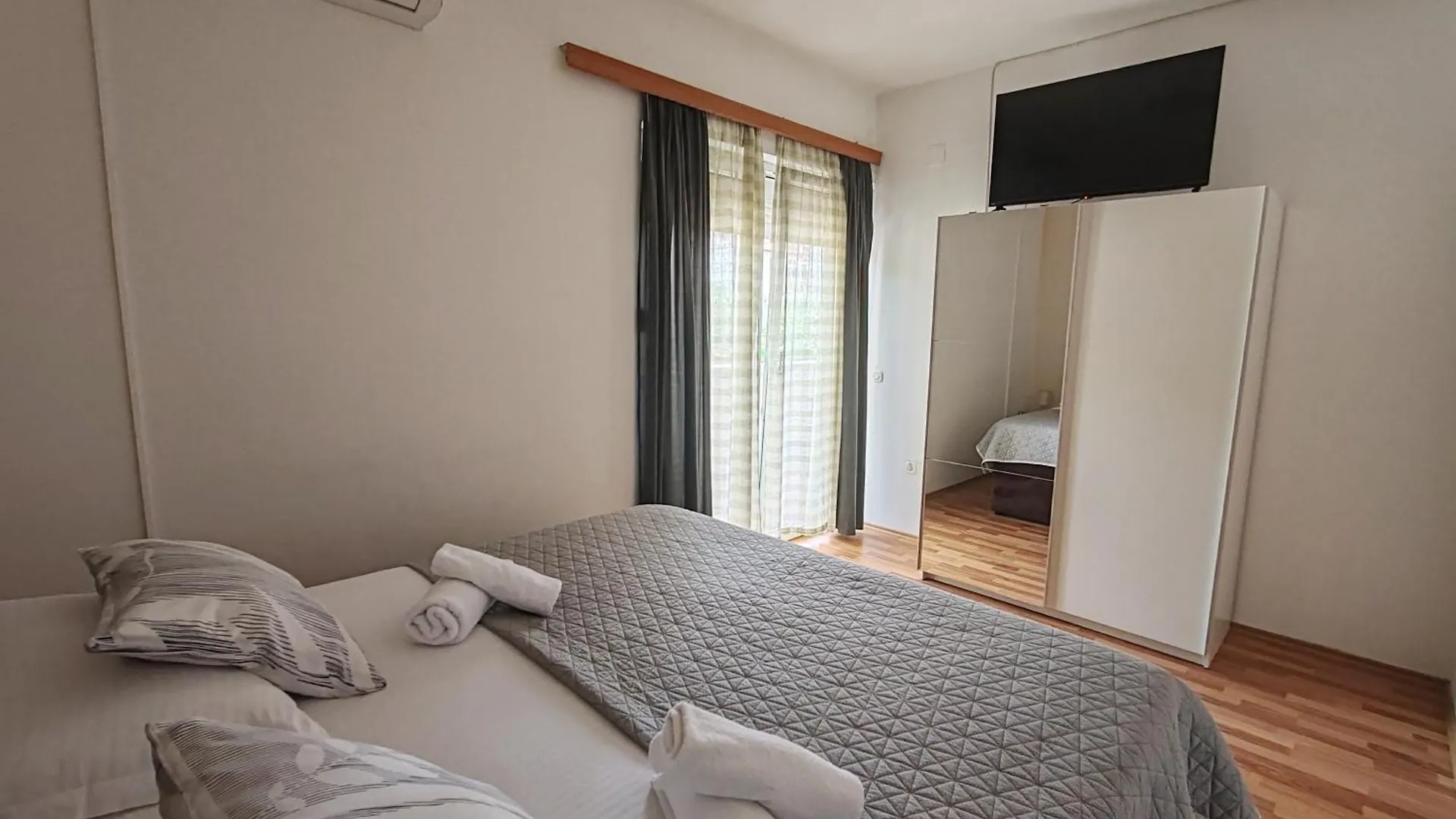 Szálloda Apartments And Pansion M&R Turanj