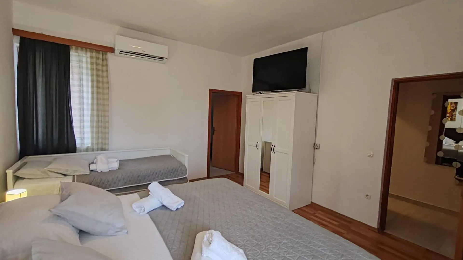 Apartments And Pansion M&R Turanj 2*,